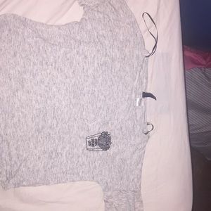 Short sleeve gray shirt with a cute logo thing